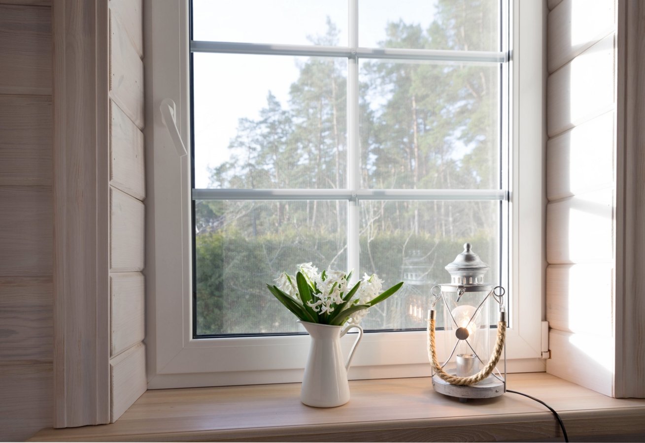 White,Window,With,Mosuito,Net,In,A,Rustic,Wooden,House