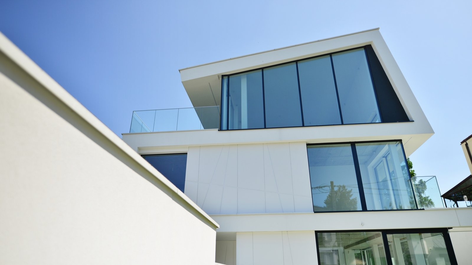 Elegant,White,House,With,Open,Concept.,Modern,Luxury,Villa,Exterior